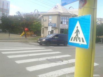 O mamă şi un copil, loviţi pe trecerea de pietoni, la Primo